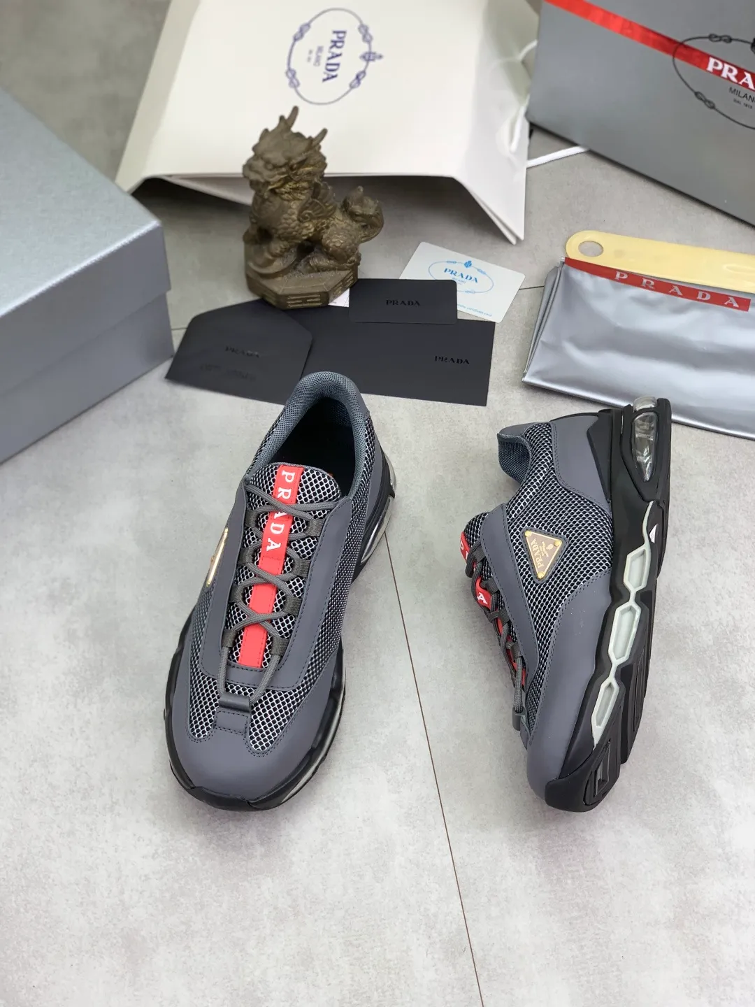 Men's men's shoes 💰P660 💰[New model] The top version is now available on the official website, 🆘 Air-cushion shock-absorbing thick-soled trendy brand (Prada) is the main popular model, avant-garde and versatile fashionable men's shoes, private version mold opening, cowhide surface splicing 1:1.. Simple fashion, original imported cowhide feet; the atmosphere and personality are more fashionable, eye-catching and pursuing class. It will subvert the old idea and be a must-have for fashion trendsetters with you! Must keep it for yourself ! Tall and comfortable, large and low, high-end quality workmanship. Size: 38-44 3️⃣colors available.